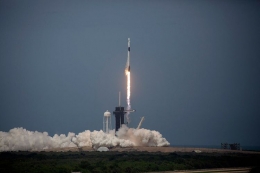 Peluncuran roket Crew Dragon | Source ; Kompas.com (PAUL MARTINEZ/GETTY IMAGES)