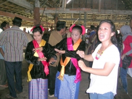 Pengunjung dan warga setempat bergembira menari bersama di rumah adat Sasadu. (foto: dok. pribadi)
