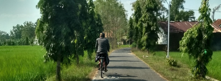 Seorang Warga desa sedang mengayuh sepedanya (dokpri)