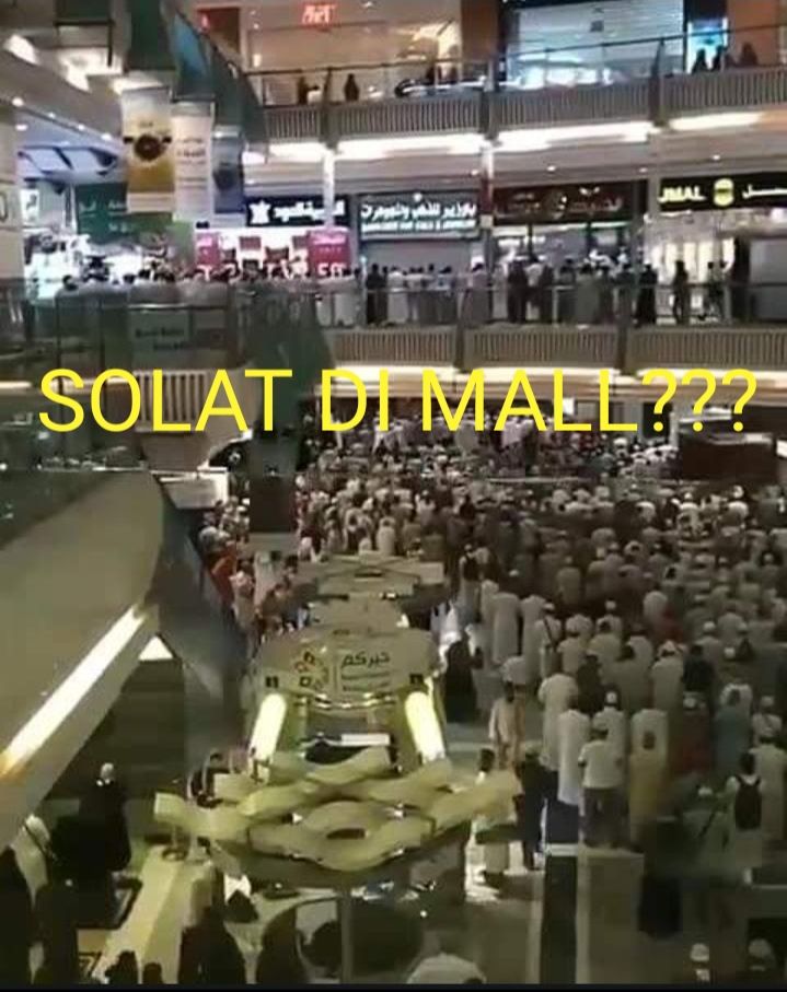 Suasana masyarakat sholat di Mall
