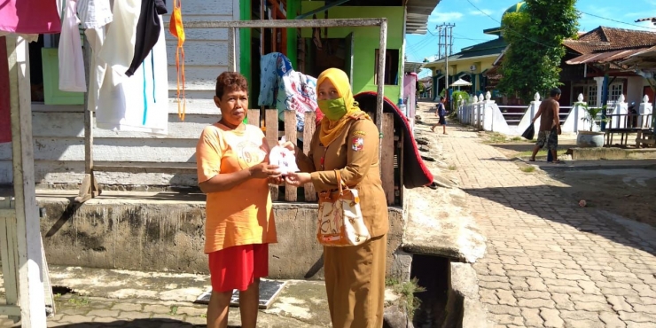 Penyerahan Paket PHBS oleh Ketua PMI Kab. Lampung Utara dr. Hj. Maya N Manan, M. Kes