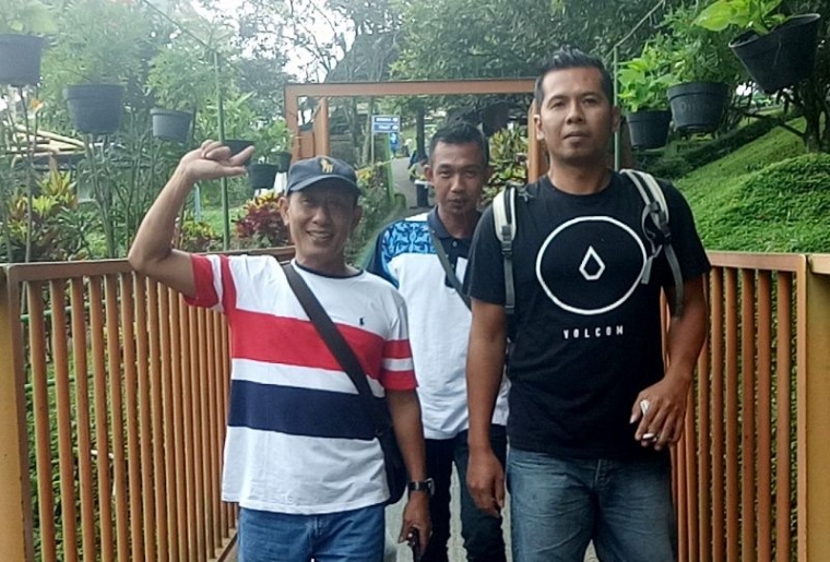 Bapak Suyono bersama Dian Norma Andika (kaos hitam) dalam sebuah acara--dokpri