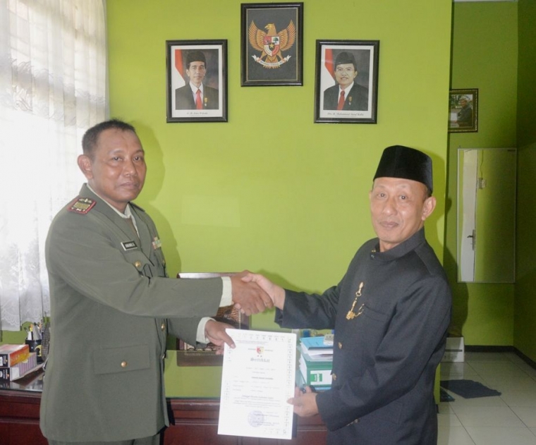 Danramil Bangsal mewakili Dandim 0815 Mojokerto,saat menyampaikan penghargaan atas kiprah Bapak Suyono dalam mewujudkan Sekolah Bumi Pancasila--dokpri