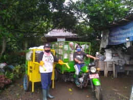 Roro Hendarti bersama suami membawa sampah yang sudah terkumpul ke Bank Sampah/Foto: Lilian Kiki Triwulan