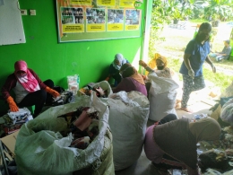 Roro Hendarti beserta para relawan sedang memilah sampah di Bank Sampah 'Sampah Sahabatku'