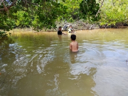 Anak-anak berenang di sungai (Dok.Pri)