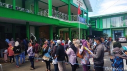 Para orang tua memenuhi Kantor Dinas Pendidikan Kota Malang. - detik.com