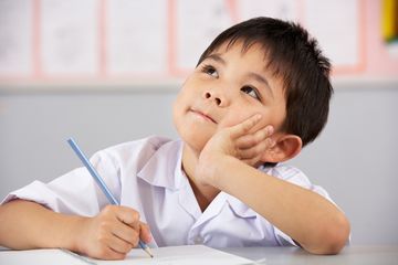 Ilustrasi seorang anak sedang fokus mengarang ( Getty Images/iStockphoto) via bobo.grid.id