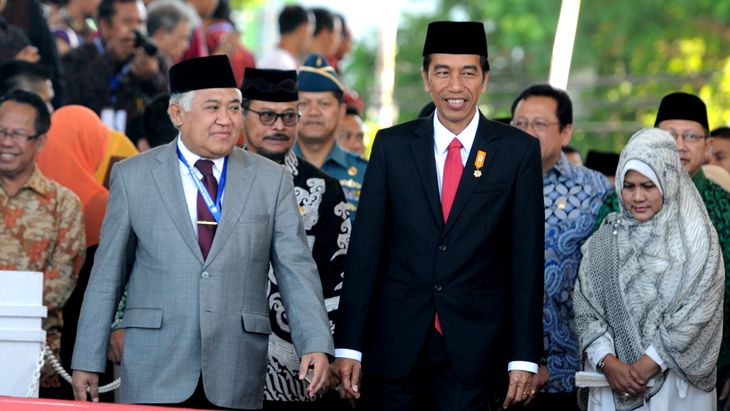Din Syamsuddin bersama Presiden Jokowi dan ibu negara (setkab.go.id).