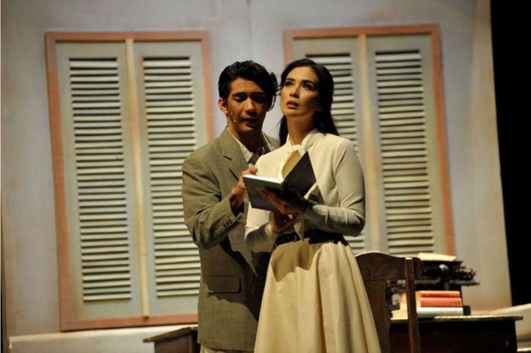 Reza Rahadian memerankan lakon Chairil Anwar dalam pertunjukan teater Perempuan Perempuan Chairil | Dok. Indonesia Kaya