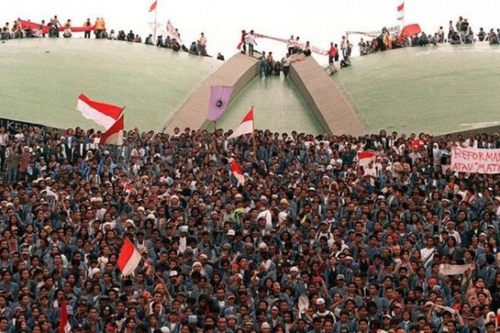 Sebagian kecil massa, satu dari serangkaian momentum aksi mahasiswa di seluruh Indonesia --disebut gerakan reformasi-- yang menuntut pemakzulan Presiden Soeharto tahun 1998 (idntimes.com/ AFP - Kemal Jufri).