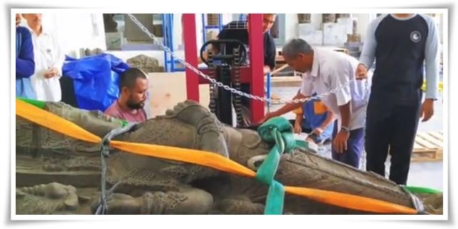 Kerja sama mengangkat arca kuno (Foto: Museum Nasional)