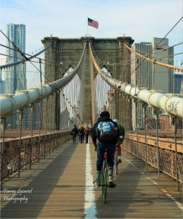 Bersepeda di Brooklyn bridge. Sumber: Koleksi pribadi