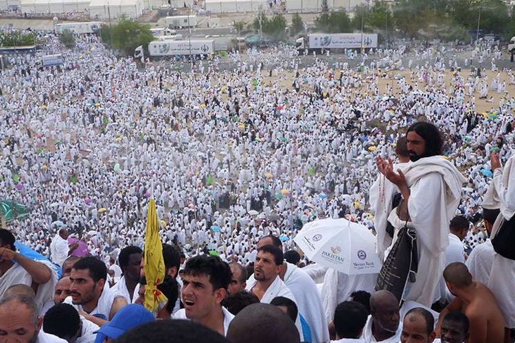 Umat Muslim berdoa saat melaksanakan wukuf di Jabal Rahmah, Padang Arafah, Arab Saudi, Sabtu (10/8/2019). Jemaah haji dari seluruh dunia mulai berkumpul di Padang Arafah untuk melaksanakan wukuf yang merupakan puncak ibadah haji. (Sumber: KOMPAS.com/ANTARA FOTO/HANNI SOFIA)