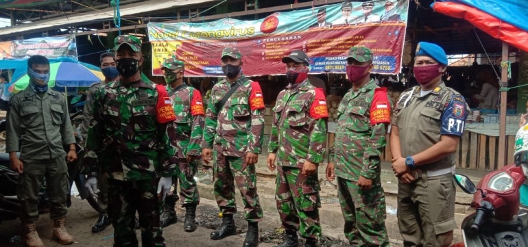 Kapten Inf Hasidin bersama Anggota ketika berada di Pasar Pangkalan balai