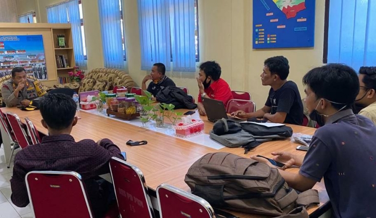 Kapolres Padang Pariaman AKBP Dian Nugraha silaturrahim dengan awak media yang tergabung di PWI sambil makan siang. (foto humas polres padang pariaman)