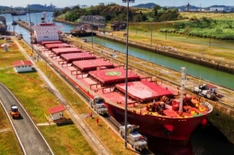 Kapal curah (bulk) melewati terusan Panama, di Amerika Tengah. Sumber: Shutterstock.