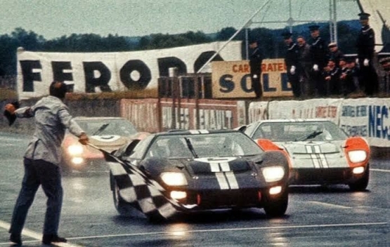 Bruce McLaren dan Ken Miles finish 1-2 di LeMans 1966 | https://id.pinterest.com/andrelolong/boards/