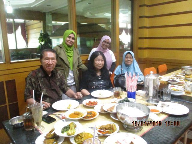 ket,foto: bersama keluarga Bapak Jamaris ,hubungan persaudaraan kani tetap langgeng ,walaupun 50 tahun sudah berlalu/ dok.pri