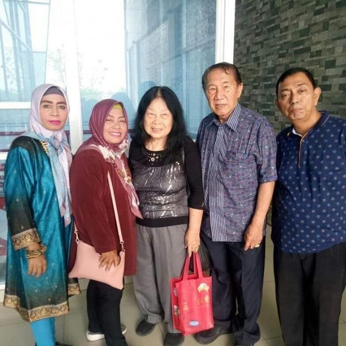 ket.foto: bersama Riri dan Vivi Zein,kami sudah bersahabat sejak ayah bunda dan kakek mereka masih ada /dok,pribadi