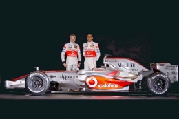 Lewis Hamilton dan Heikki Kovalainen bersama McLaren Mercedes MP4/23 tahun 2008 | snaplap.com