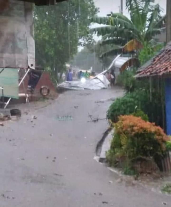 Bagian atap Mushola yang roboh menghalangi jalan di Ds. Cidokom Kecamatan Gunung Sindur Kab. Bogor akibat hujan deras disertai angin kencang
