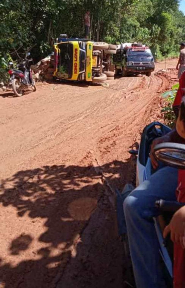 Foto Truk tergelicir di ruas jalan yang rusak / INSIDEPONTIANAK.COM
