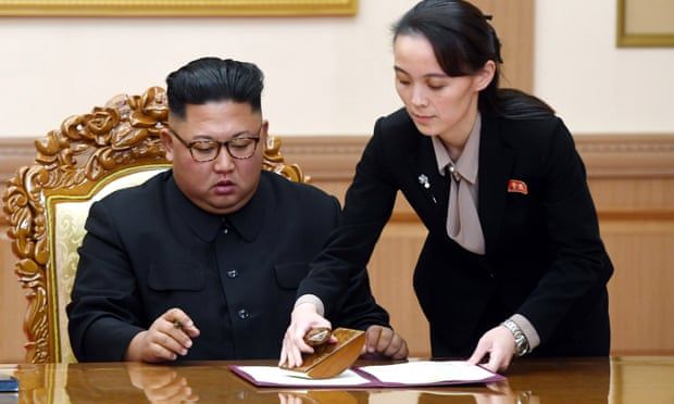 Kim Jong Un bersama saudarinya, Kim Yo Jong. Sumber foto: The Guardian.com/Association Press (AP)
