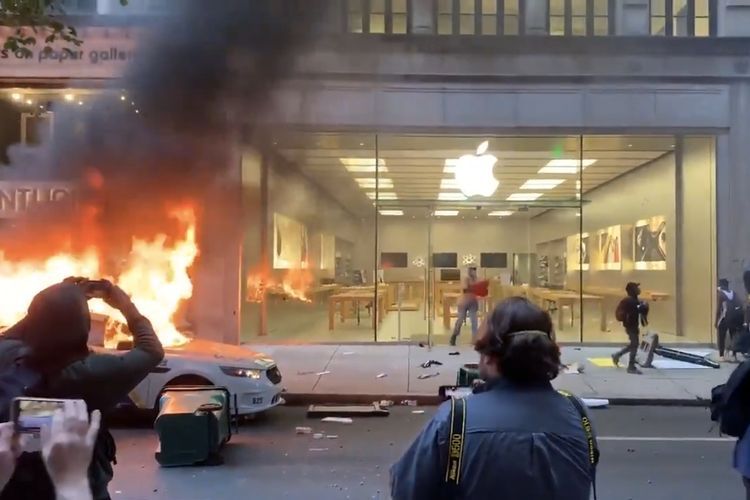 Penjarahan toko Apple di Amerika Serikat, sumber: Twitter @SamWodlll melalui kompas.com