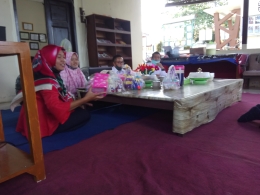 Fatona (baju merah) ketika menerima kunjungan dari Dinas Kearsipan dan Perpustakaan kabupaten Bangka Barat (dokpri)