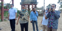 Setelah di RSUD, Ketua DPRD Padang Pariaman Arwinsyah bersama rombongan melihat jembatan Kayu Gadang Lubuk Alung itu. (foto humas setdakab padang pariaman)