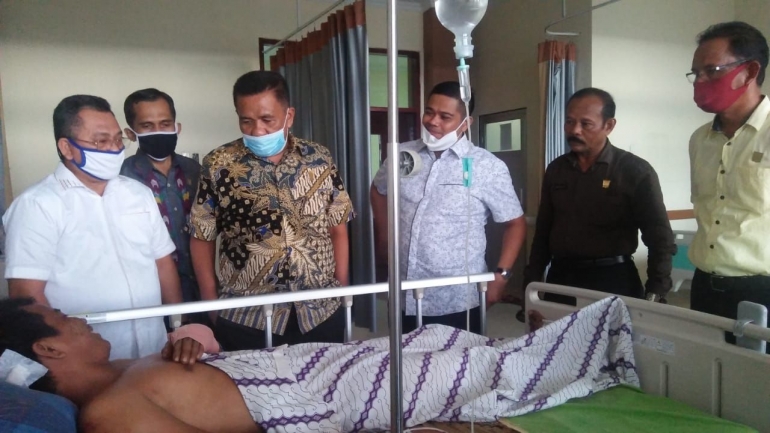 Ketua DPRD Padang Pariaman Arwinsyah bersama pimpinan dan sejumlah anggota dewan membezuk korban kecelakaan kerja yang terbaring di RSUD. (foto humas setdakab padang pariaman)