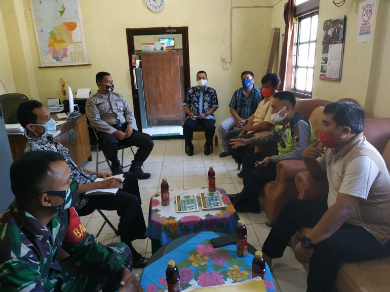 Rapat warga bersama Lurah, Babinsa dan Bhabinkamtibmas di Kantor Kelurahan Jobokuto, Kecamatan Jepara, Kamis (04/06/20)--dokpri