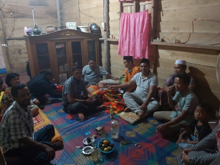 Denji bersama warga Desa Tambang Baru