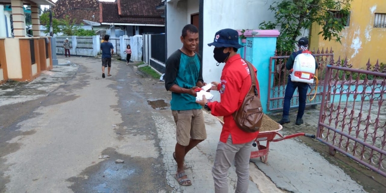Pembagian Paket PHBS di Kali Umban Kelurahan Tanjung Aman (dokpri)