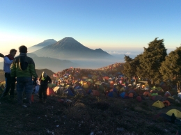 Suasana puncak Gunung Prau, Jawa Tengah di musim pendakian normal--Dokumentasi pribadi