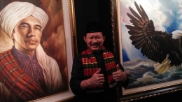 Pelukis Indonesia, Gus Nuh bersama beberapa karya seninya--dokpri.
