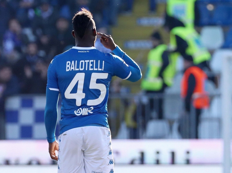 Mario Balotelli, dulu dianggap calon bintang besar, kini kariernya ambyar di Brescia. Salah satunya karena bad attitude dan juga seringkali jadi korban SARA | Foto: EPA-EFE/Simone Venezia via The Independent