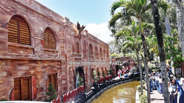 antusias pengunjung dari berbagai daerah masuk kawasan jatim park 1
