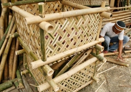 seorang pengrajin membuat wala suji (sumber: www.antarafoto.com)