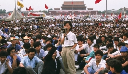  Orasi Demonstran di Tian An Men Sumber : BBC.com