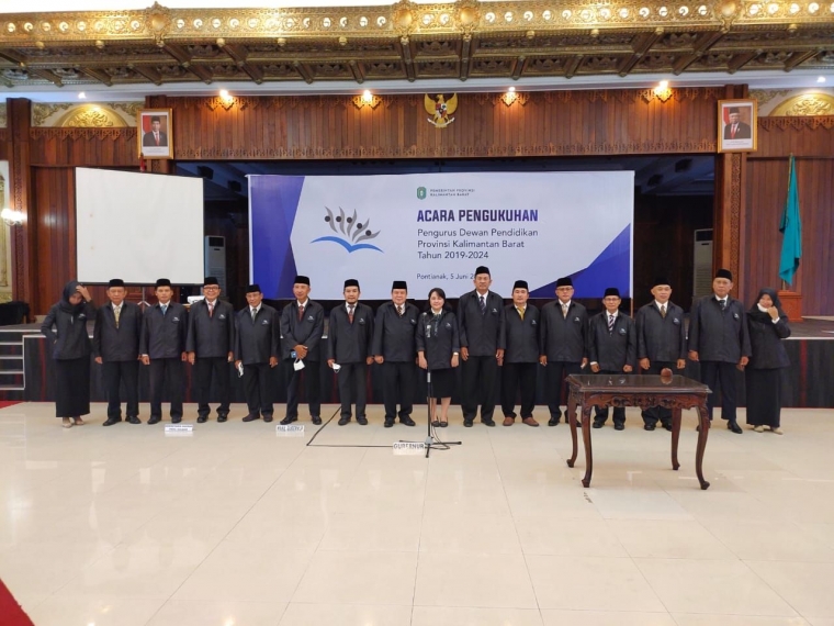 Pengurus dan staf sketariat Dewan Pendidikan Kalbar