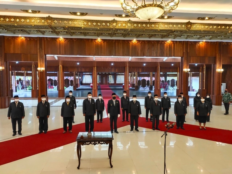 Gubernur (masker hitam) bersama Pengurus Dewan Pendidikan