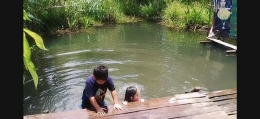 Foto: Anak-Anak Mandi di Air Kebun | Dok. pribadi
