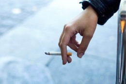 ilutsrasi wanita merokok | Source : freepik.com