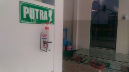 Hand sanitizer diletakkan di dekat pintu keluar dan tempat wudhu. | foto: MuhamadIrfanPrasetyo/dokpri