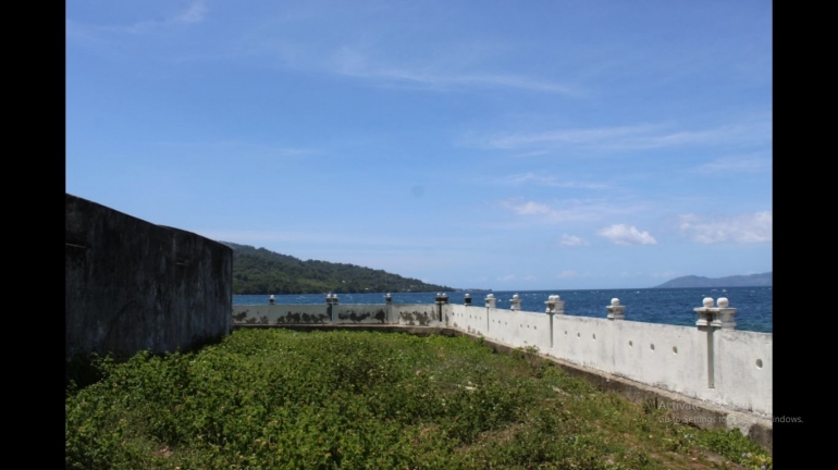 Bangunan benteng yang berhadapan langsung dengan laut | Foto: Yola