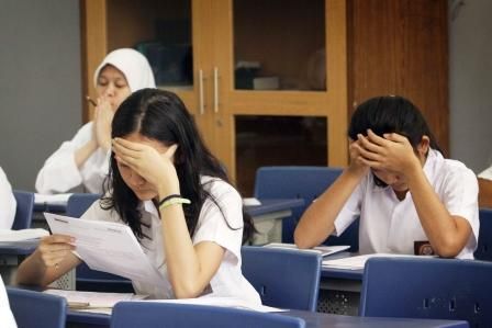 Ekspresi Siswa Saat Kesulitan Menjawab Soal Ujian (Sumber Foto: nationalenglishcentre.com)
