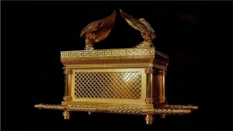 tabut atau  Ark of the Covenant (sumber: www.foxnews.com)