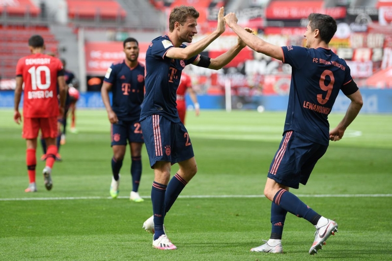 Duo tersubur Bundesliga musim ini, Lewandowski dan Mueller merayakan gol ke gawang Leverkusen. | Photo by Matthias Hangst/Getty Images via bavarianfootballworks.com